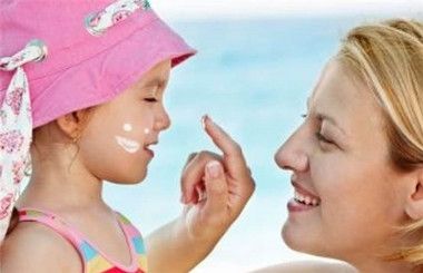 小孩能用防晒霜吗 如何给小孩子选择防晒霜