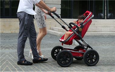 如何使用婴儿车 妈妈使用婴儿车注意事项