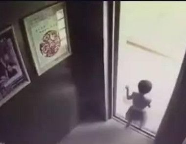 2岁女童被关进电梯18楼坠亡 如何预防孩子坠亡
