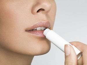 嘴唇干燥怎么办 教你自制唇膏的方法
