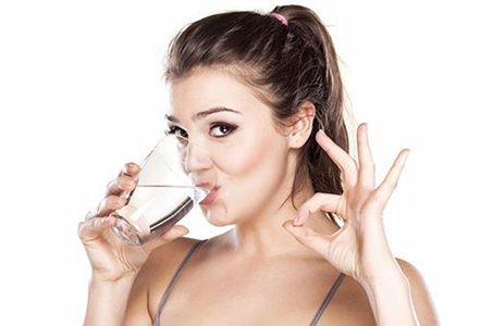喝水减肥法真的有效吗？喝水减肥每天至少喝多少？