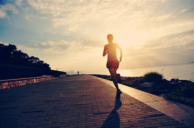 晚上跑步怎样才能减肥？每天坚持夜跑能不能减肥