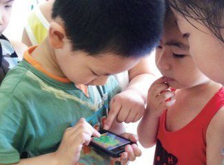 小孩沉迷手机应该怎样做 玩手机的危害