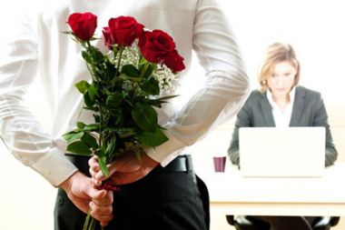 办公室恋情萌芽的5个表现  规避影响很重要