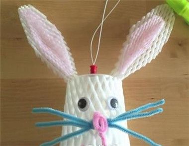 如何制作小兔子 用水果保护网制作小兔子