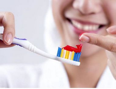 假牙怎么清洗 用力刷、泡热水反伤假牙！4步骤彻底清洁不生异味