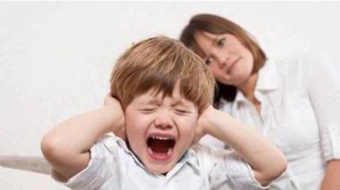 哪些原因导致年幼的孩子总是乱发脾气  家长应该怎样做