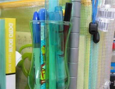 【变废为宝】怎样用纯净水瓶制作笔筒