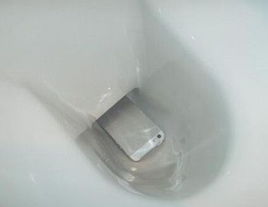 手机掉厕所里怎么处理