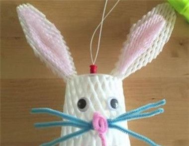 怎么制作小兔子 用水果保护网制作小兔子
