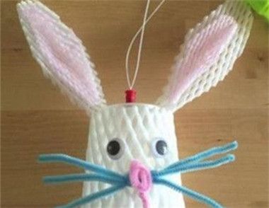 如何用水果保护网制作小兔子 小兔子的制作方法
