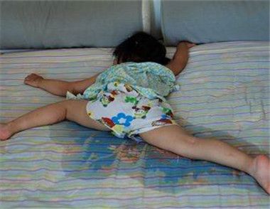 孩子尿床后床垫怎么清理