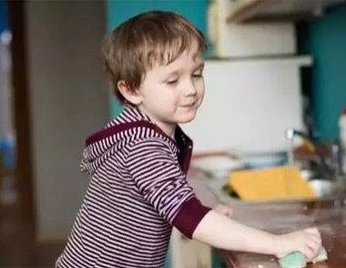 让孩子做家务的好处是什么 学会让孩子做家务