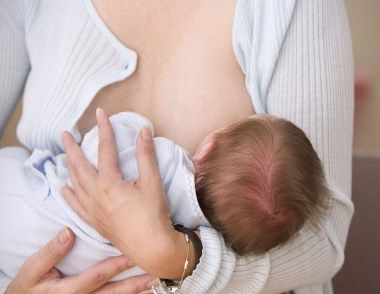 如何帮宝宝戒掉夜间喝奶的习惯 宝宝喝夜奶的危害是什么