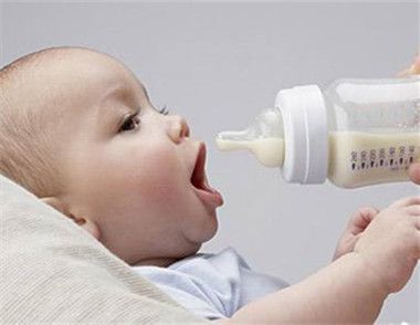 两个月宝宝吃奶量是多少 两个月的宝宝吃多少