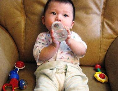 宝宝不吃奶瓶奶粉怎么办