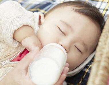 一个月的宝宝吃奶量是多少 一个月的宝宝能吃多少