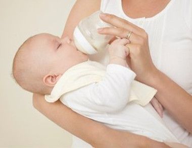 婴儿吃奶后打嗝怎么办 婴儿打嗝时可以喂奶吗