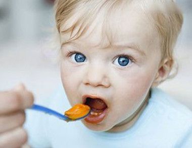 给宝宝添加辅食的原则 六个月大宝宝的辅食有哪些