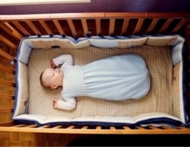 把头埋在被子里睡觉的坏处 冬天宝宝睡觉怎么穿衣