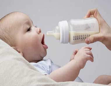 婴儿吃奶量少怎么办？  怎么知道宝宝有没有吃饱？
