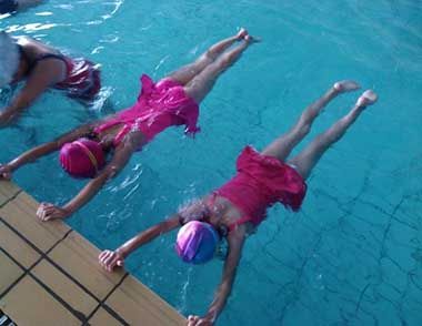 游泳憋气技巧有哪些？  游泳的正确呼吸方法