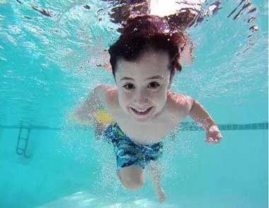 怎么培养孩子对游泳的兴趣？小孩子游泳的注意事项