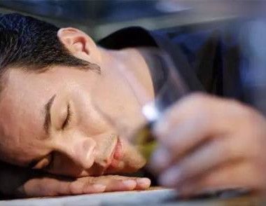 睡前喝酒能改善睡眠吗 怎样促进睡眠