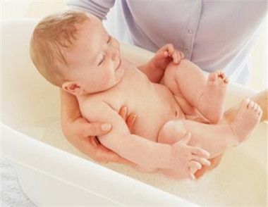 如何给新生宝宝洗澡  新生宝宝洗澡前要准备什么