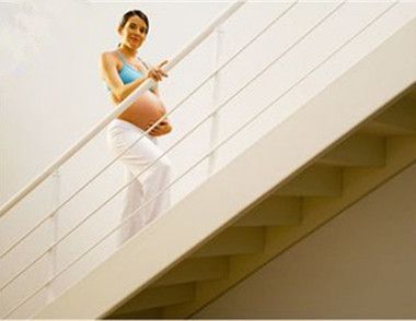 孕妇爬楼梯真的有利于顺产吗 孕妇爬楼梯要注意些什么呢