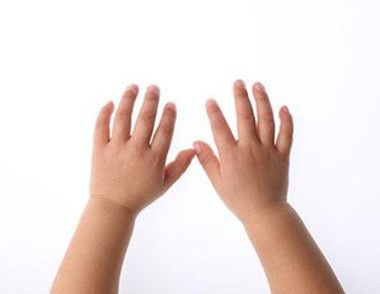 孩子手部脱皮的原因有哪些 如何预防孩子手部脱皮
