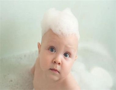 多大的宝宝可以开始洗头  宝宝洗头用什么洗发水好
