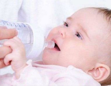 宝宝喝什么水最好 喝奶能代替喝水吗