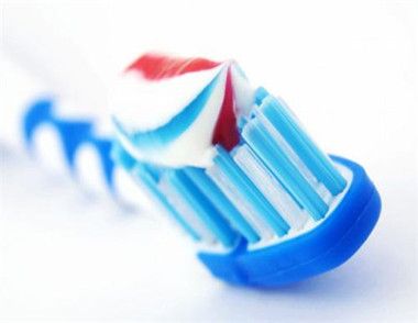 含氟的牙膏好不好 刷牙前要沾水吗