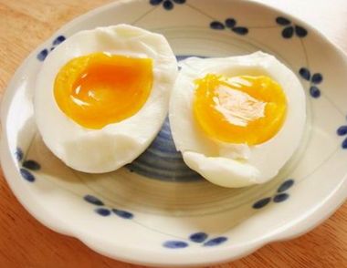 水煮鸡蛋时煮多久最有营养 吃煮荷包蛋上火吗