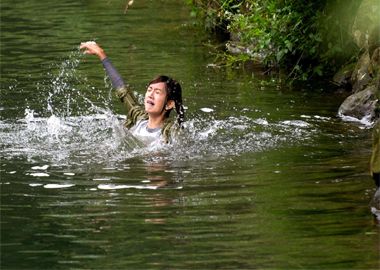 女生救醒溺水男童 溺水实用急救方法推荐