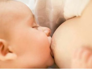 宝宝吃奶睡觉怎么办 宝宝吃奶睡觉的原因