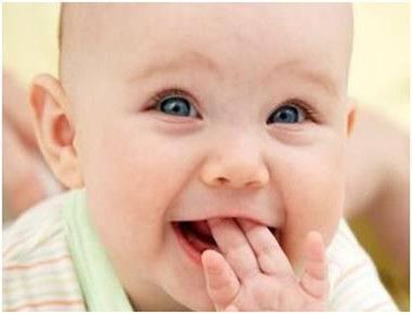 宝宝为什么爱吃手指 宝宝总吮吸手指会影响说话吗