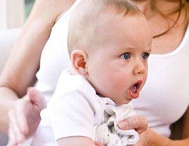 新生儿吐奶怎么回事 发生吐奶怎么正确处理