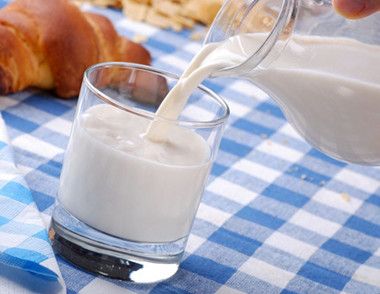 牛奶粉和羊奶粉区别 牛奶和羊奶营养成分对比