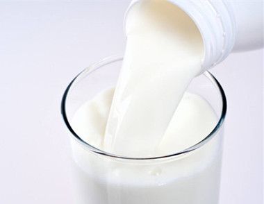 喝牛奶到底会不会上火 空腹喝牛奶会引起什么问题