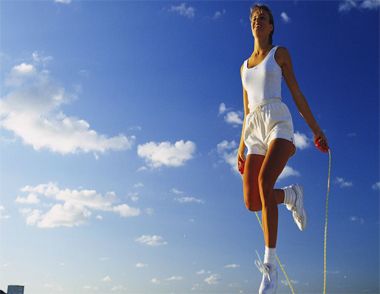 跳绳和跑步哪一个减肥效果好 跳绳是有氧运动么