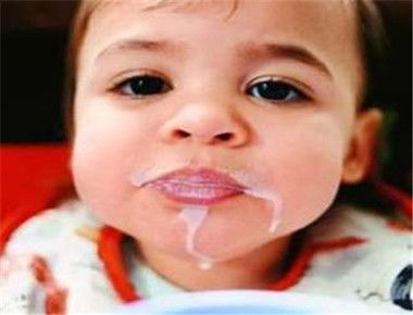 宝宝溢奶和吐奶有什么区别 宝宝溢奶怎么办