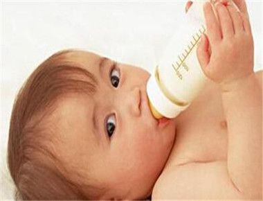 宝宝吃多少奶合适 不同时期宝宝每天要吃多少奶