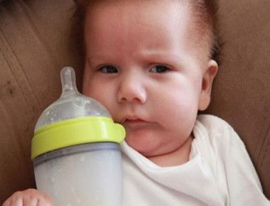 母乳不够宝宝不吃奶粉怎么办 宝宝不吃奶粉