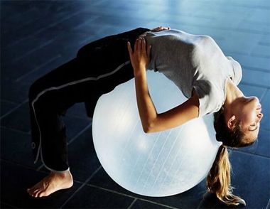 瑜伽球如何锻炼腰部 瑜伽球使用的人群有哪些