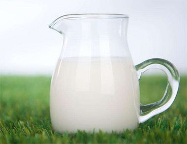 晚上喝牛奶会丰胸么 晚上喝牛奶有什么好处