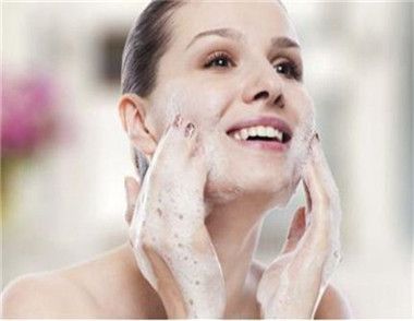 敏感肌肤怎么选择洁面产品 敏感肌肤洗脸用冷水还是热水