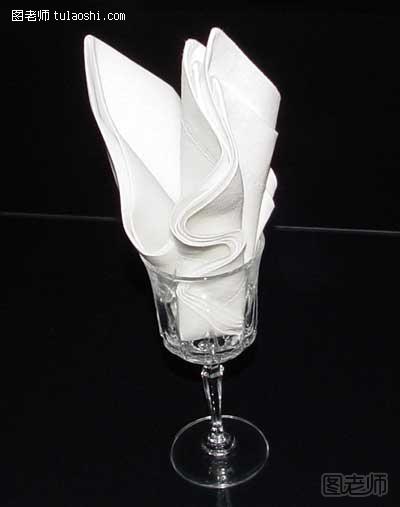 餐巾花百合的折叠方法
