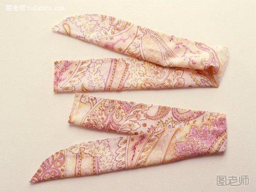 丝绸织物缝成两根长条